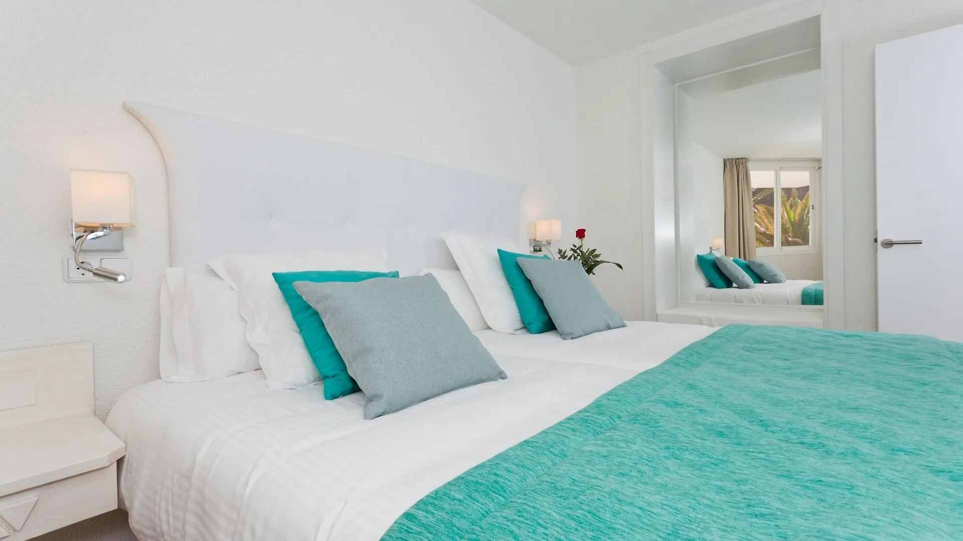 Fergus Style Cala Blanca Suites سانتا بونسا
