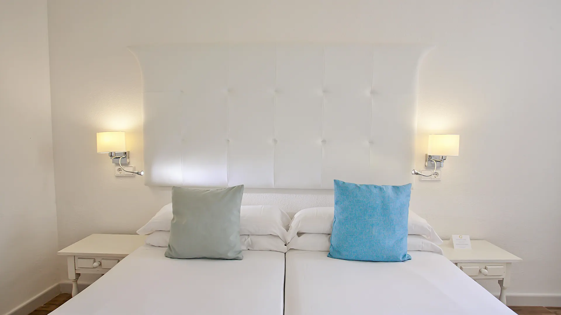 Fergus Style Cala Blanca Suites Санта-Понса Отель