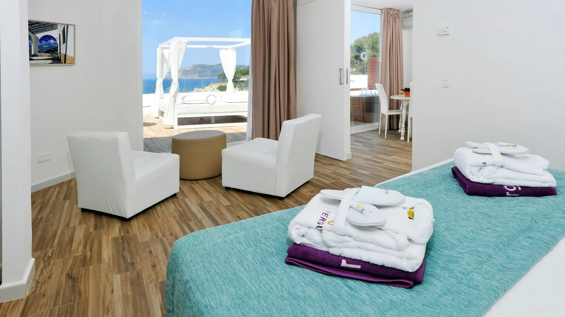 Fergus Style Cala Blanca Suites Санта-Понса 4*,  Испания