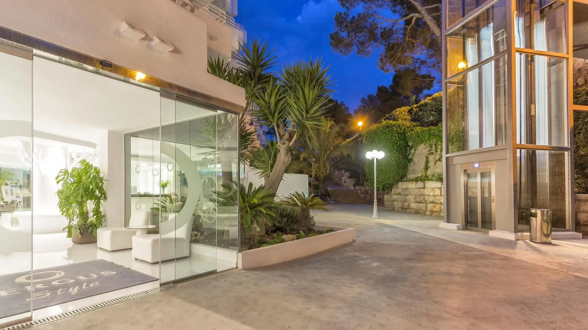 Fergus Style Cala Blanca Suites Санта-Понса Отель